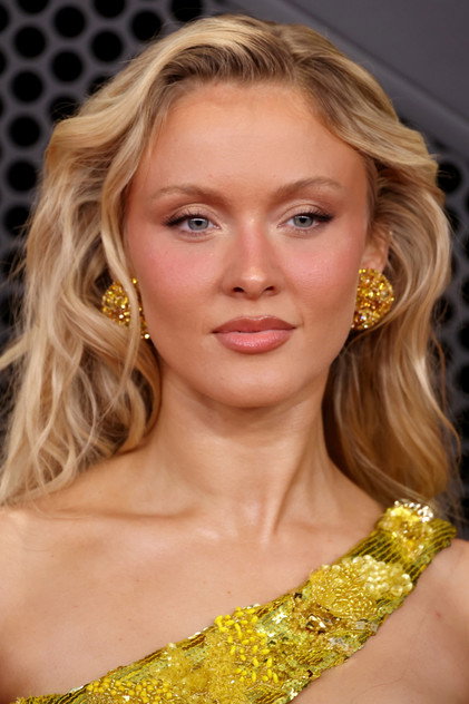 Zara Larsson como Julia
