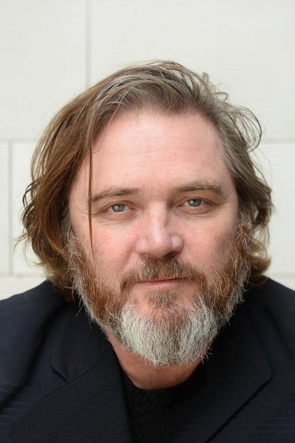 Alex Ferns nel ruolo di Mikael