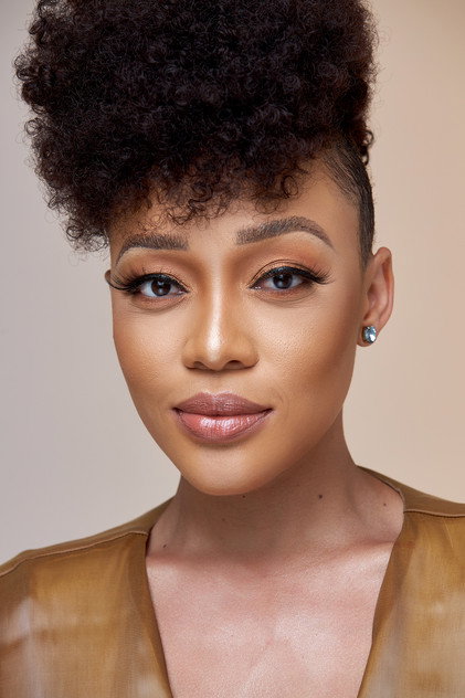 Thando Thabethe als Ermittlerin Thuso Dube
