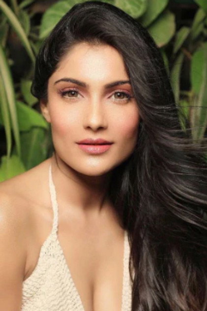 Ishita Raj Sharma como Meera