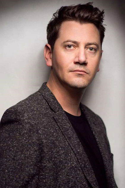 Hamish Michael dans le rôle de Captain Parks