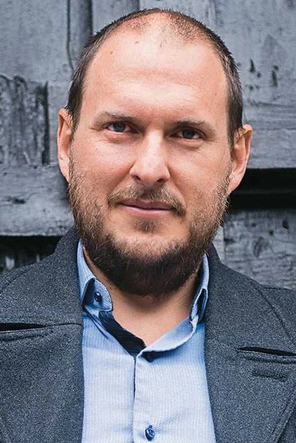 Andrés Parra dans le rôle de Frank Molina