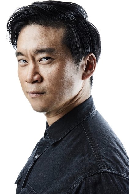 Eugene Kim nel ruolo di Paul Yung