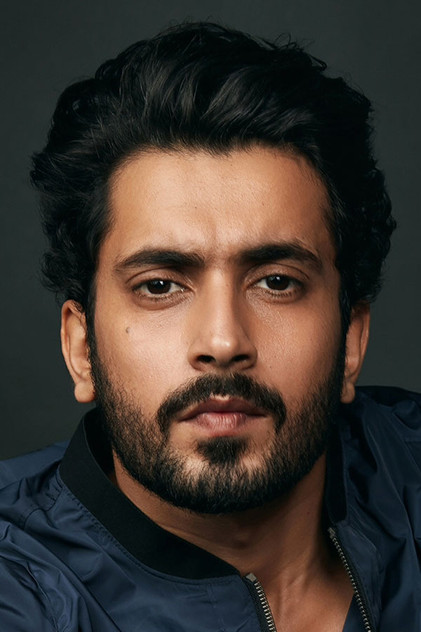 Sunny Singh como Mayank 'Maan' Arora