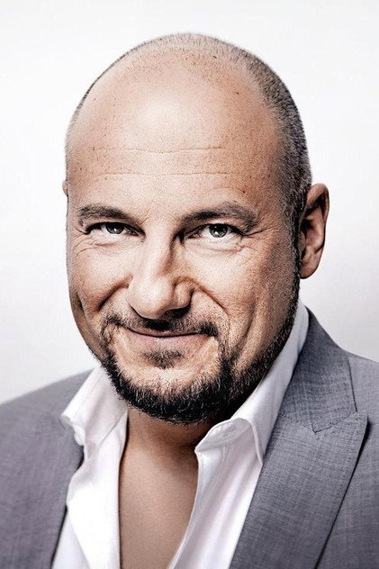 Piotr Gąsowski no papel de director de uma agência de publicidade