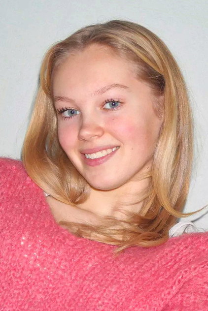 Ameli Olving Sælevik como Unge Nora Tidemann