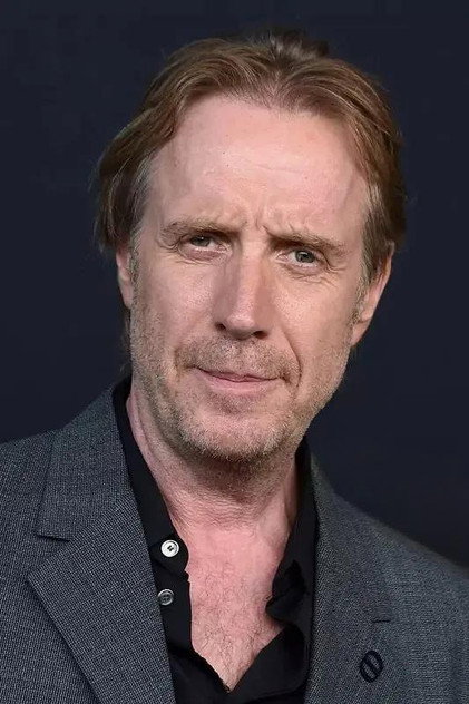 Rhys Ifans como Martin
