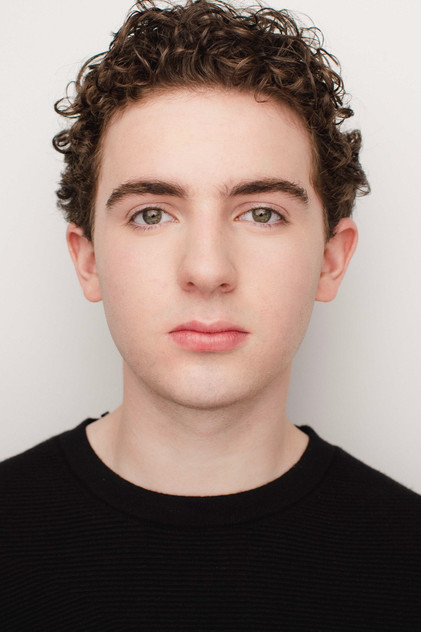 Ryan Sell como Ted Graff