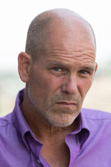 Bates Wilder como Geary