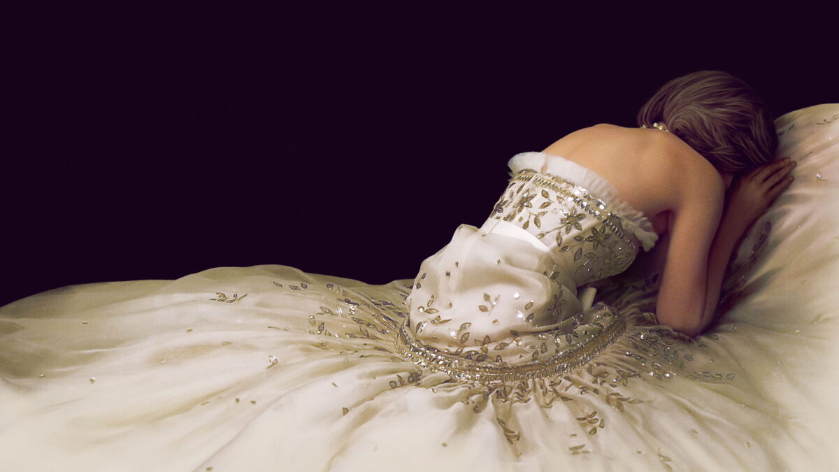 Spencer: una princesa atrapada en su propio cuento oscuro