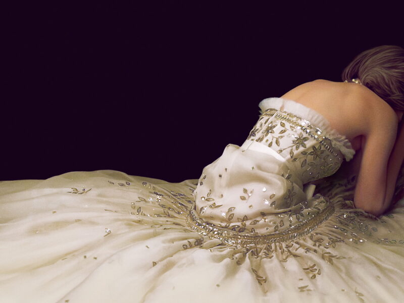 Spencer: una princesa atrapada en su propio cuento oscuro