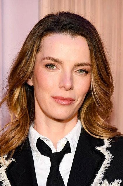 Betty Gilpin dans le rôle d’Irene (voix)