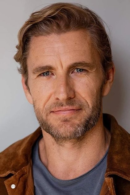 Brett Tucker dans le rôle de Todd