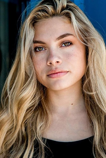 Bella Shepard como Genesis Lythe