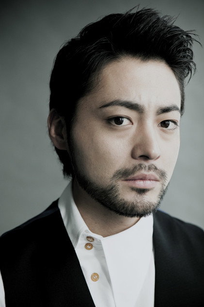 Takayuki Yamada como narrador (voz)