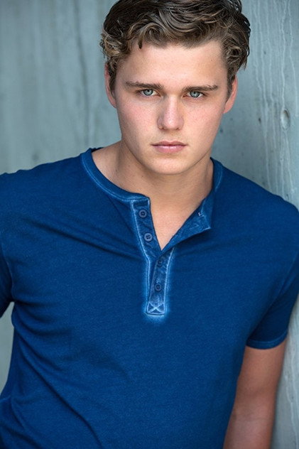 Ty Wood como Teddy Harrington