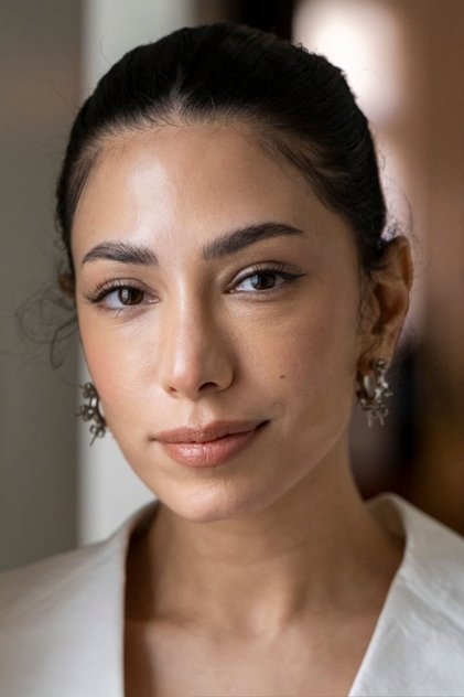 Evin Ahmad as Erin Carter