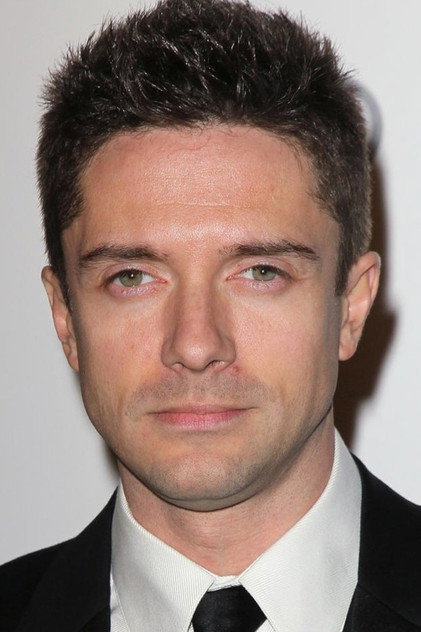 Topher Grace în rolul lui Getty