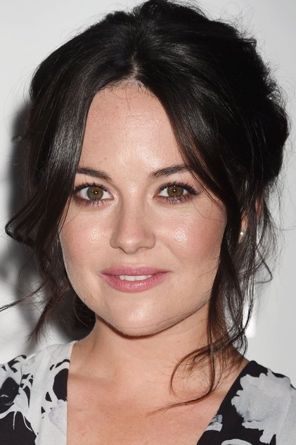 Sarah Greene como Sinead Dougan