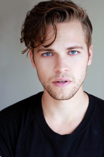 Alexander Calvert nel ruolo del vice White