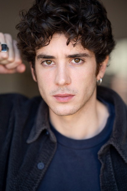 Nicolas Maupas como Hans