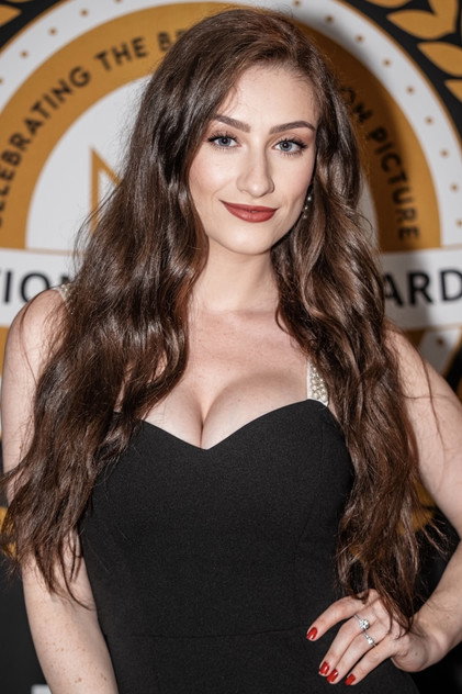 Amber Doig-Thorne dans le rôle de Alice