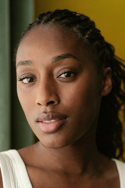Sophia Brown como Ruth