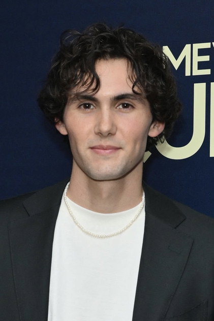 Jacob Ward como Matthew 'Sticks' Russo