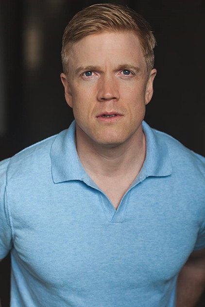 Dustin Tucker como Dan Walsh