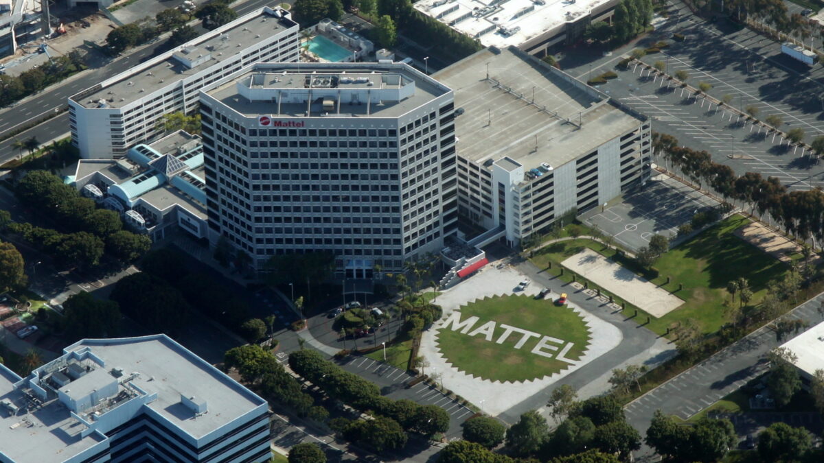 Mattel pierde al CEO de la película Barbie ante Paramount-Warner y ficha al jefe de Condé Nast
