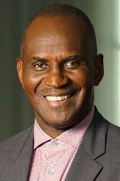 Julius Tennon como James Jordan