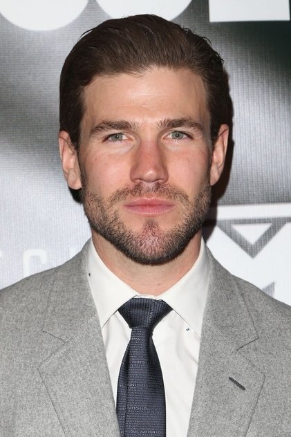 Austin Stowell como Richie Conrad