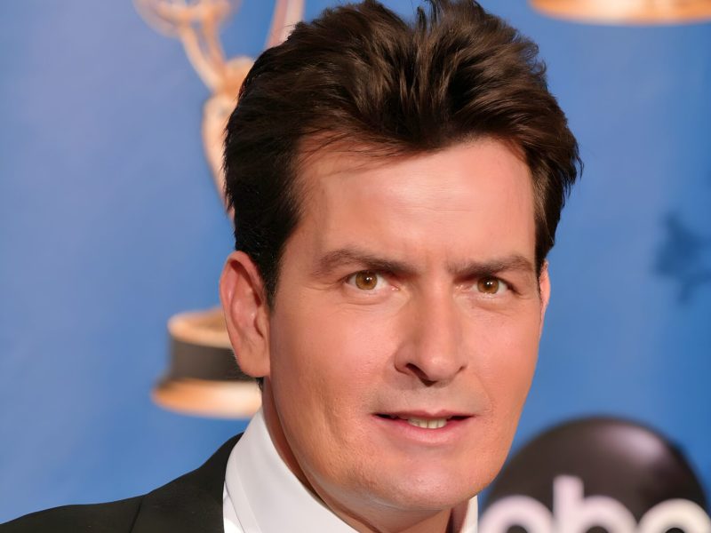 Charlie Sheen volta à sitcom ao lado do pai, no estúdio que o baniu