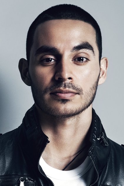 Manny Montana como Cousin John