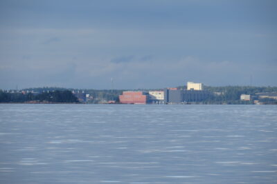 Google data centre on the site of the former Summa paper mill in Hamina, Finland, seen across the water. IA / CC BY-SA 4.0
