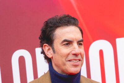 Quentin Tarantino debutta a teatro e affida a Sacha Baron Cohen la sua commedia di cappa e spada