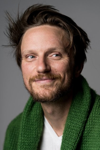 Joshua Mikel dans le rôle de Glenn