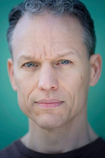 Erick Hayden como Bernie Radcliffe