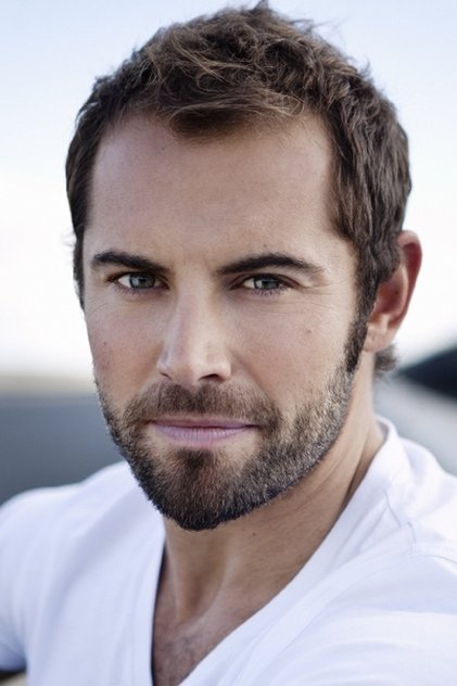Daniel MacPherson como Sam Levine