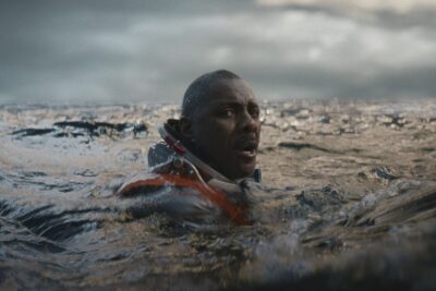 Idris Elba, actor y director, hunde a su tripulación espacial en el océano en Above the Below