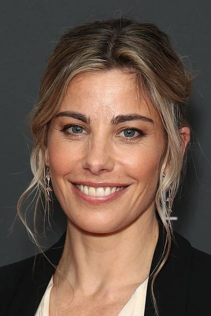 Brooke Satchwell como Nicole Foley
