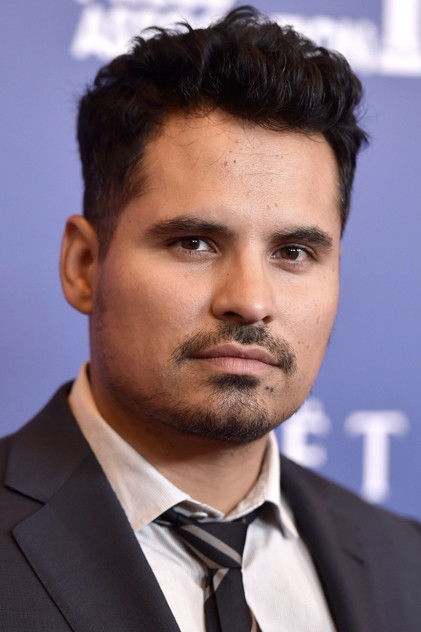 Michael Peña dans le rôle de José Hernández