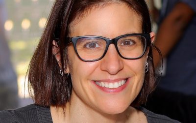 Ali Hazelwood, a ex-neurocientista cuja fanfic de Star Wars virou The Love Hypothesis