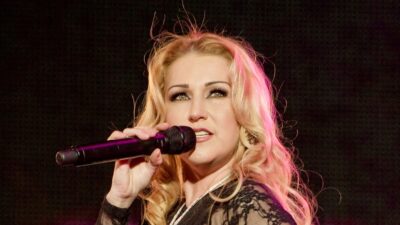 Alicia Villarreal singing into a microphone on stage at Vive Grupero in Mexico City, 2010