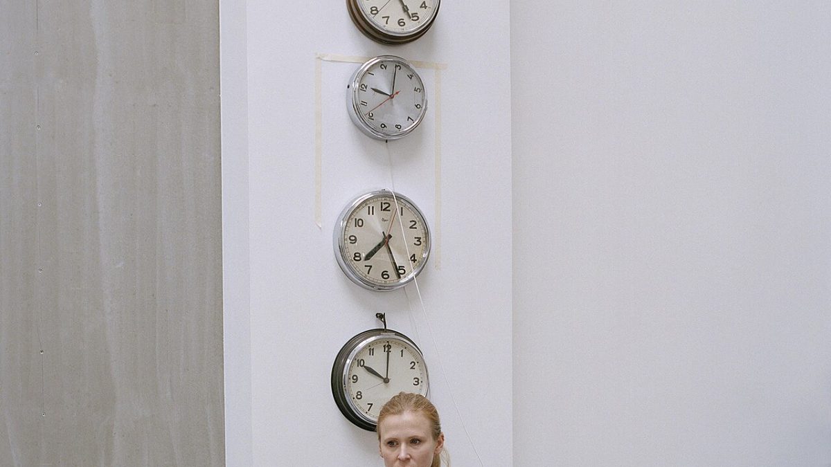 Alicja Kwade: Die Berliner Bildhauerin, die der Goldelse die Waffen nahm