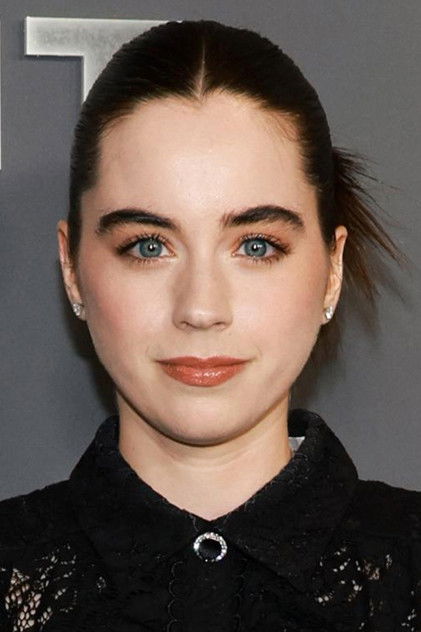 Sarah Desjardins como Maddie Redfield