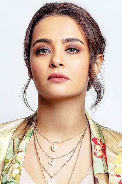 Surveen Chawla como Naina