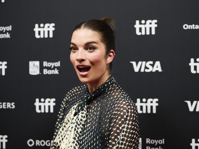Annie Murphy pasó seis años huyendo de Alexis Rose hasta que una comedia romántica la alcanzó