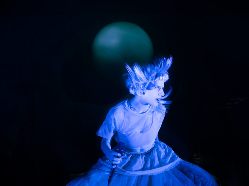 A cantora AURORA entra no Jingle Jam 2026 e War Child aposta nos games para ajudar crianças afetadas pela guerra