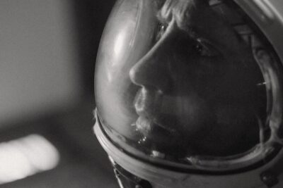 AURORA, krótkometrażowe sci-fi, w którym aktor Guy Kent dryfuje w kosmosie, z dwiema nominacjami na FilmQuest